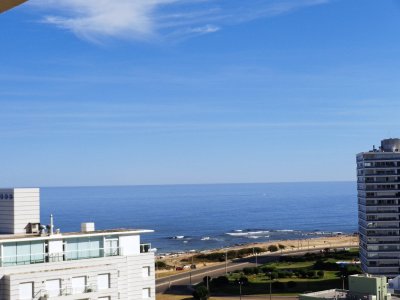 Apartamento en venta, cerca de playa brava. Excelente Torre con muy  buenos servicios