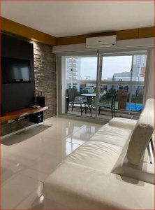 Venta y Alquiler de Apartamento en Punta del Este, Excelente Edificio con todos los servicios, piscina interior climatizada todo el año