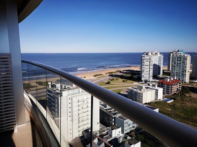 Espectacular Apartamento en venta y alquiler temporal en Punta del Este piso alto con vista a la mansa