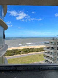 Apartamento premiun frente a playa brava en Punta del Este, a estrenar, disponible en alquiler