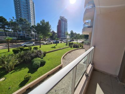 Apartamento en Venta en Punta del Este, de 2 dormitorios en Roosevelt 