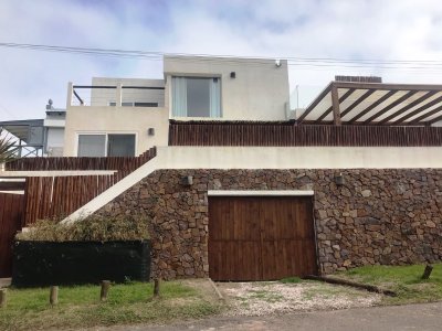 Casa en venta en La Barra. a metros del mar