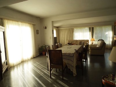 Casa con 4 dormitorios con parrillero en Mansa - Punta del Este a 100 metros del mar. 