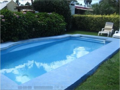 Casa con parrillero y piscina en venta y alquiler temporal en La Barra, Maldonado