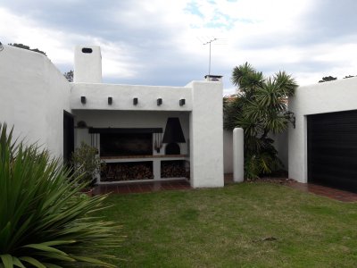 Casa de 3 dormitorios y parrillero en venta en zona de playa Mansa - Punta del Este