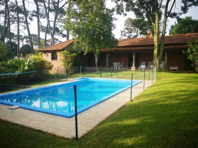 Casa en Venta y Alquier emporal  en  Punta del Este, zona Cantegril, con piscina