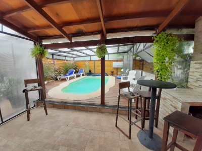 Casa en alquiler de temporada en Pinares - Punta del Este 2 dormitorios y piscina climatizada - Parrillero