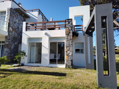 Casa duplex en Manantiales, con 2 dormitorios alquiler