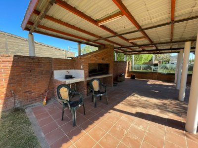 Balneario Buenos Aires, a pocos km de Manantiales. Venta de casa buena construcción , 3 dormitorios, 2 baños