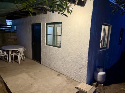 Casa muy sencilla, al fondo de otra 