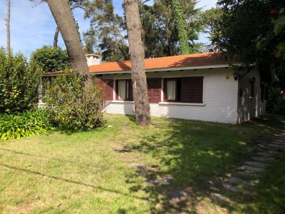 Casa en alquiler de verano en San Rafael - Punta del Este a 4 cuadras de playa Brava - 3 dormitorios - Barbacoa 