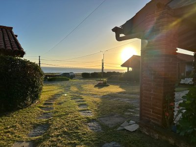 Casa en alquiler de temporada en Pinares - Frente al mar - Parrillero 