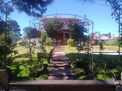 Casa en Pinares de 2 dormitorios en alquiler temporal con piscina y parrillero 