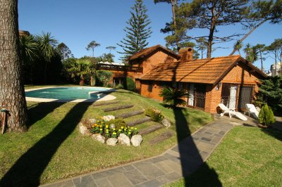 Casa en Venta y Alquiler a metros de Playa Mansa, Punta del Este - Piscina climatizada y Parrillero