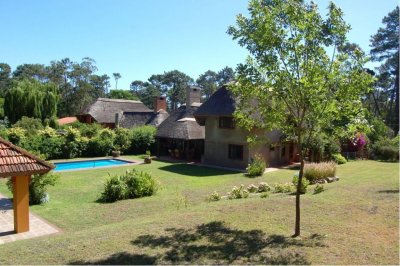 Casa en Venta y Alquiler en Punta del Este, zona de LUGANO, muy linda zona, ideal vivienda permanente, próximo a Shopping 