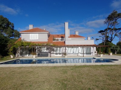 Magnífica Casa en Venta y Alquiler Temporal en Punta del Este, Brava