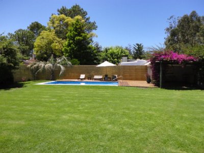 Casa en Pinares, Punta del Este, próxima a playa Mansa - Piscina y Parrillero 