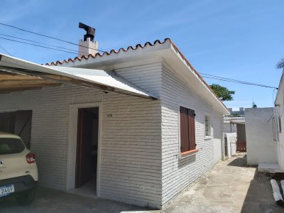 Venta de Casa + 2 apartamentos y 1 Local en Centro Maldonado