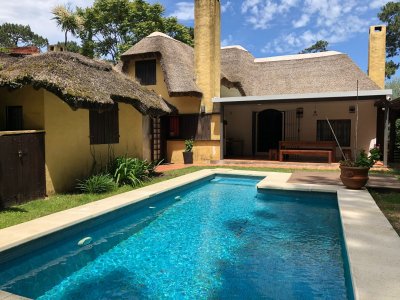 Casa en Alquiler de temporada en Punta del Este, Pinares, con excelente entorno!! 3 dorm, más servicio, piscina