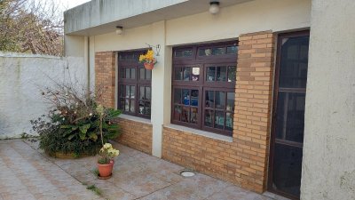 Venta de amplia Casa con departamento 