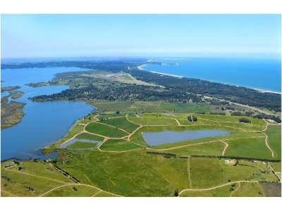 CHACRAS EN URUGUAY, PUNTA DEL ESTE, BARRIO PRIVADO:Laguna de los Cisnes