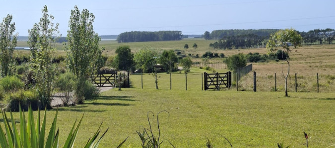 campo sobre ruta a minutos de José Ignacio, Establecimiento completo, casa principal, de empleados, galpones, con muy buenas  instalaciones de trabajo