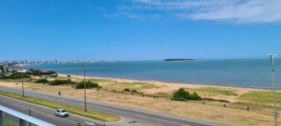 Venta de apartamento 2 dormitorios, frente al Mar, Pinares. Punta del Este