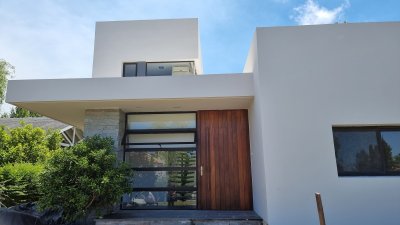 VIVIENDA MINIMALISTA DE 5 DORMITORIOS EN LOMAS DE CARRASCO