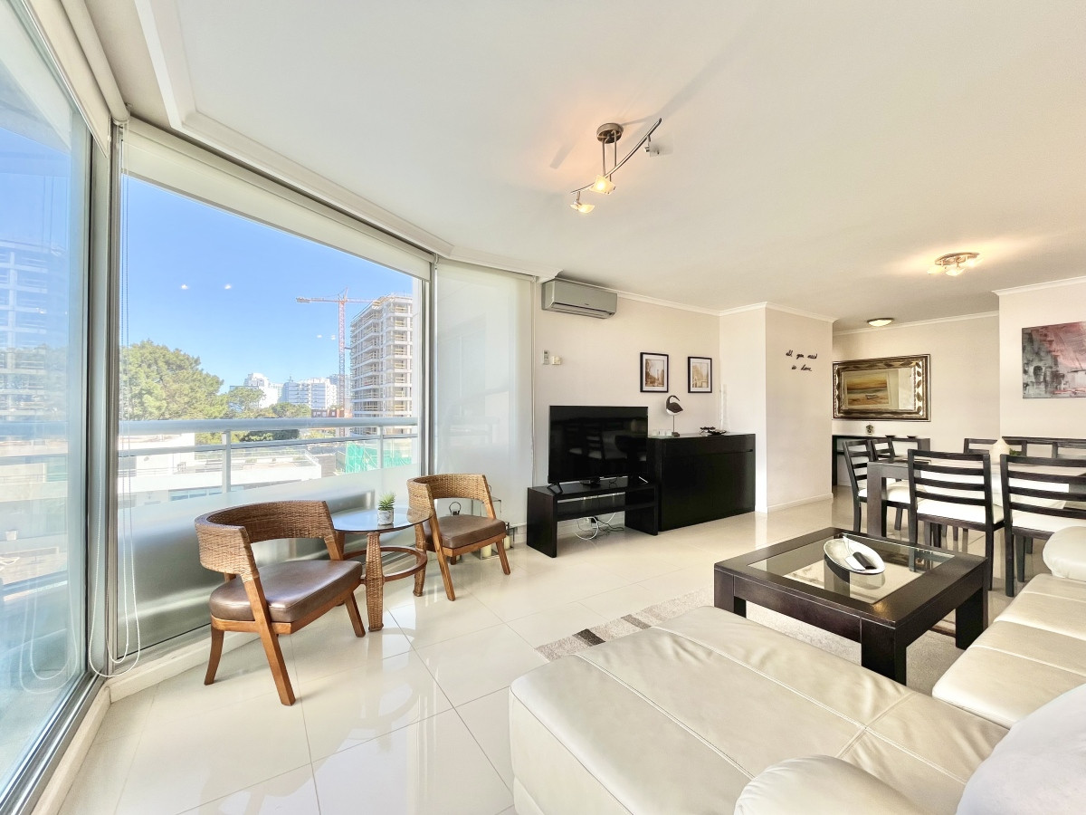 Excelente apartamento de tres dormitorios, Punta del Este.