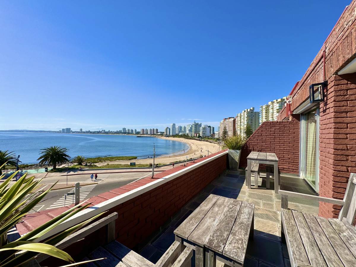 Apartamento de tres dormitorios, Primera Linea Playa Mansa, Punta del Este.