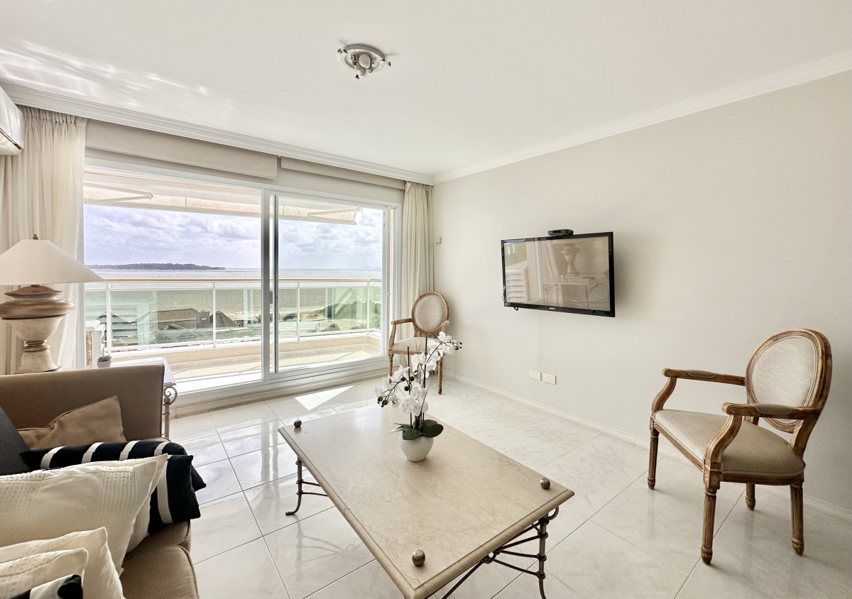 Coral Tower Apartamento en excelente torre frente a Playa Mansa en parada 5. Vista plena al mar e Isla de Gorriti