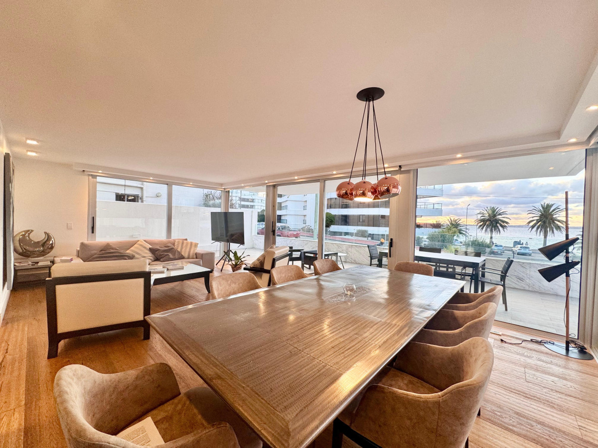 Apartamento Frente al Mar Punta del Este Cuatro dormitorios