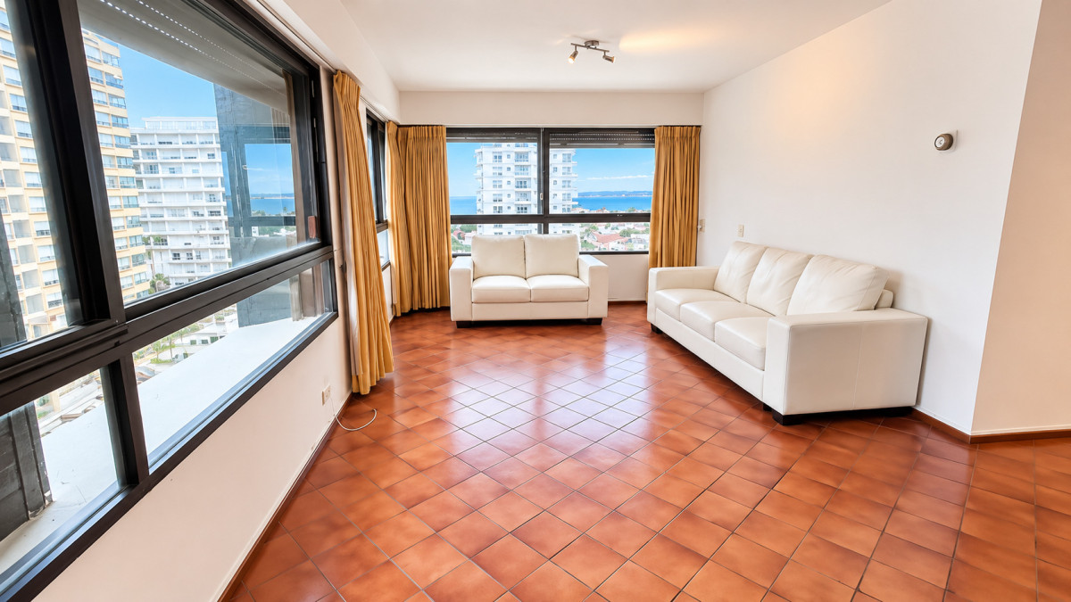 Apartamento en Península, Punta del Este, ubicado a 100 metros del mar.