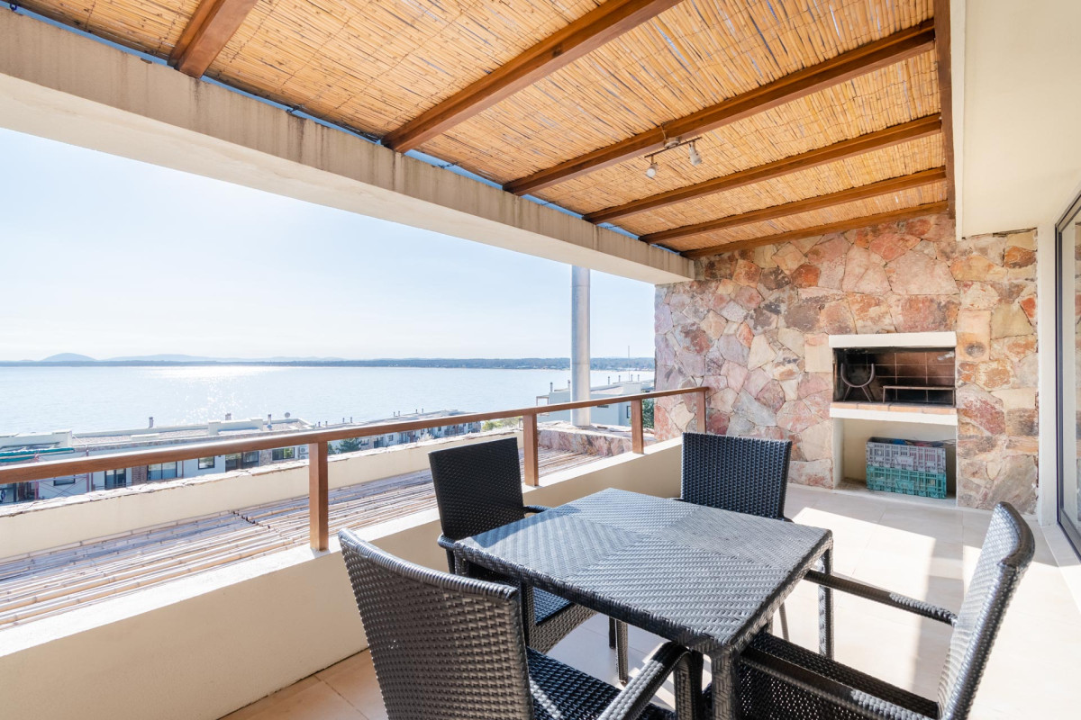 Departamento de dormitorio y medio con dos baños en complejo privado de Punta Ballena