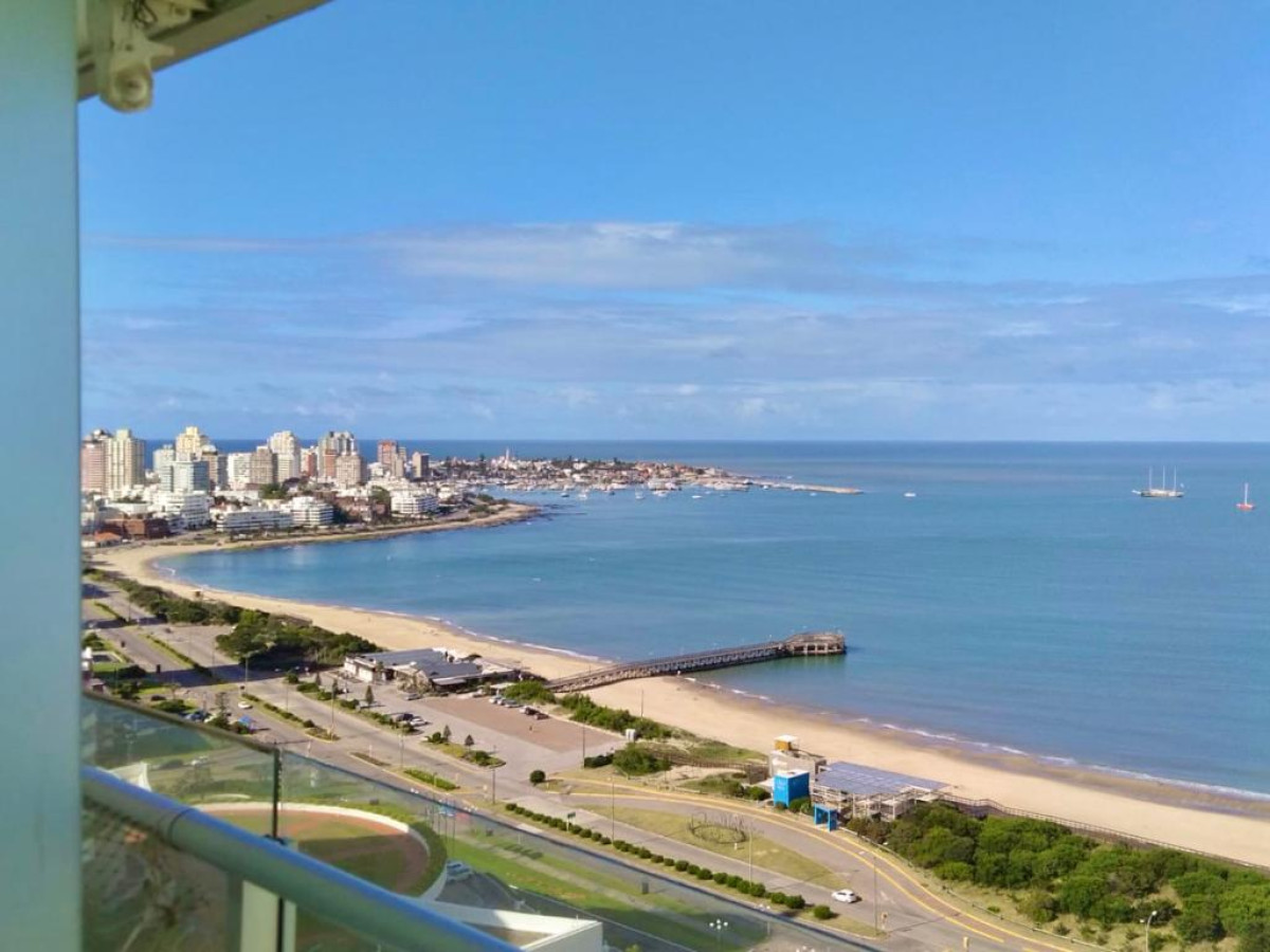 Apartamento de tres suites y dependencia con vista al mar Punta del Este.