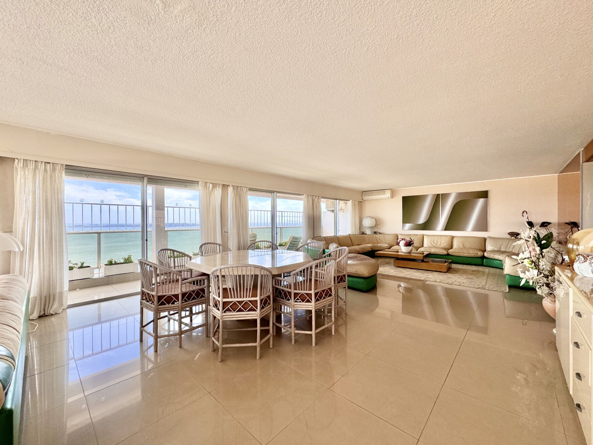Penthouse Dúplex en venta Playa Mansa Punta del Este.