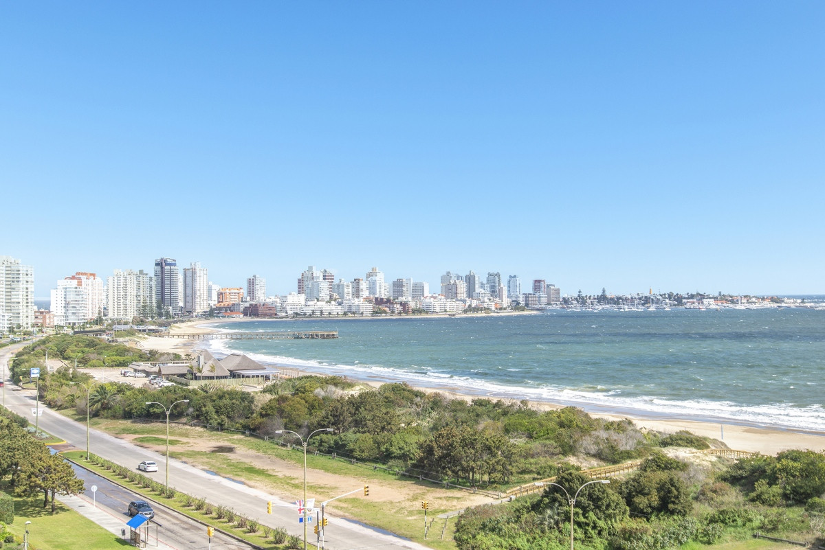 Apartamento con vista al mar en Playa Mansa.