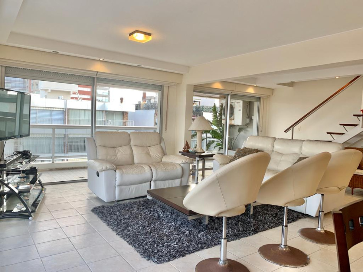 Penthouse Dúplex de Tres Dormitorios en Venta + Parrillero Propio