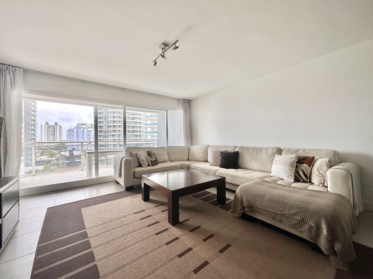 Apartamento de tres dormitorios con Parrillero propio, Playa Brava, Punta del Este.