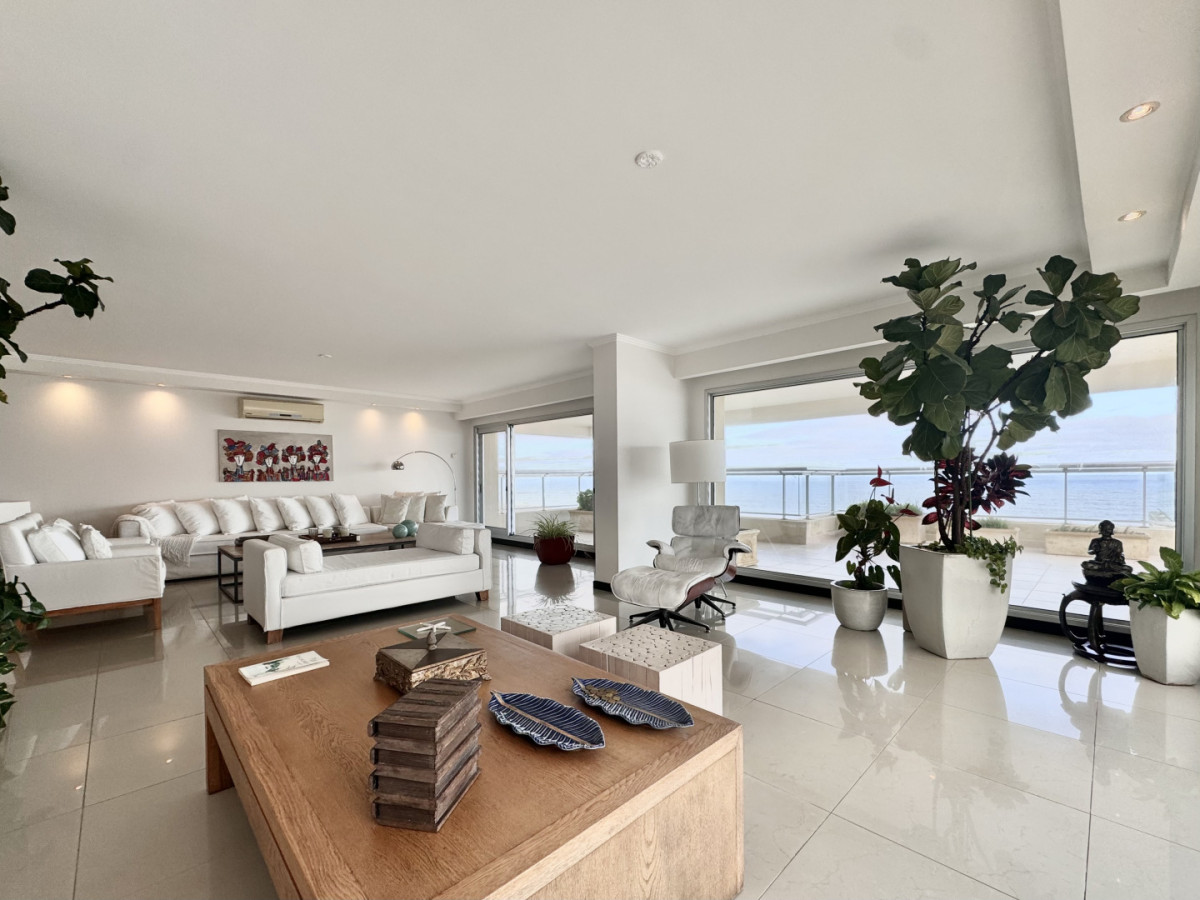 Apartamento de tres suites y dependencia en Torre Lobos