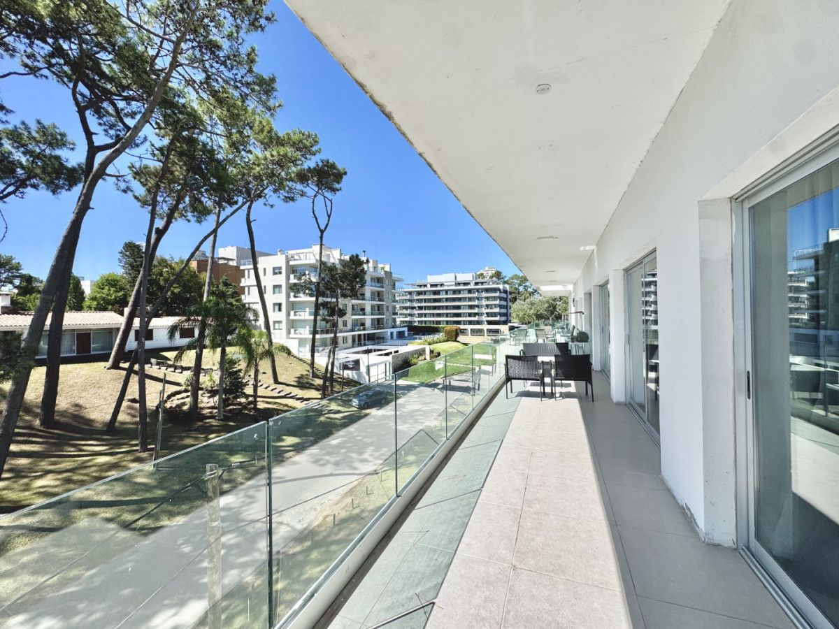 Apartamento a estrenar en Playa Mansa, Punta del Este.