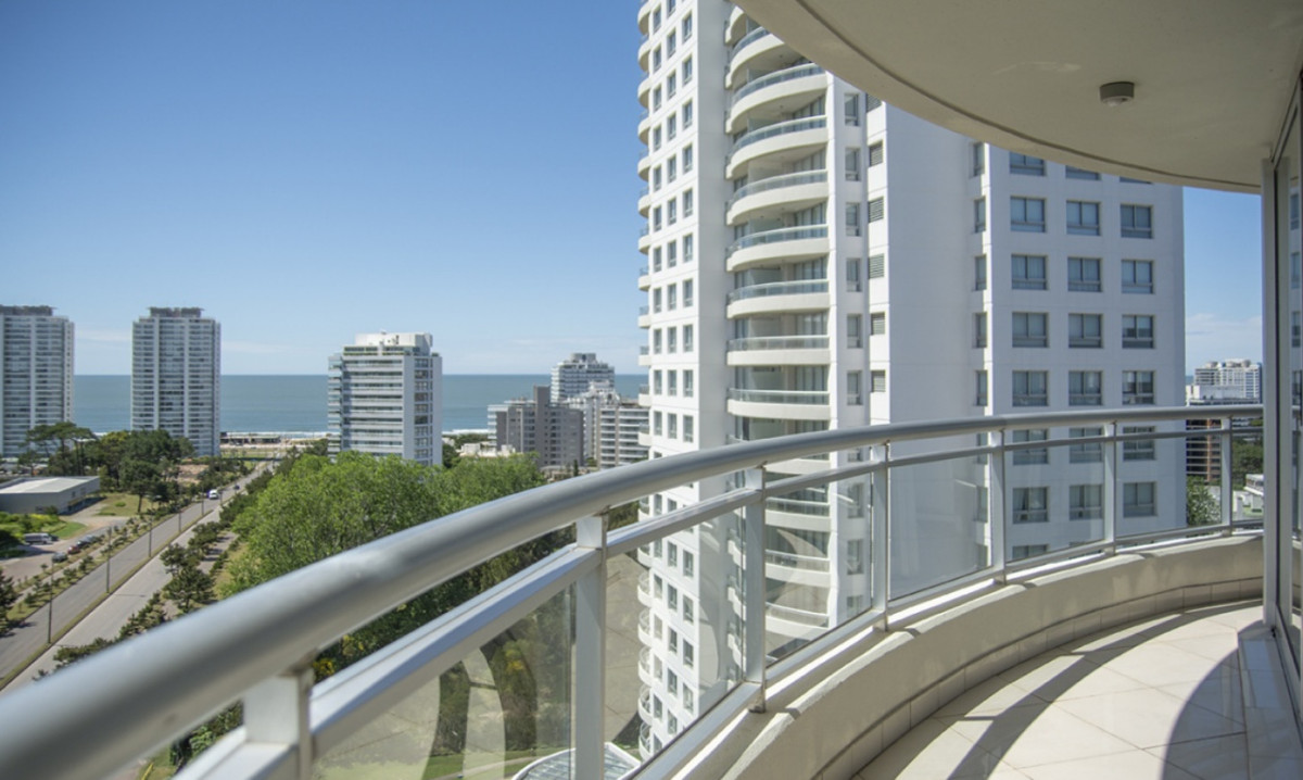 Apartamento de 4 dormitorios en alquiler temporal en Playa Brava