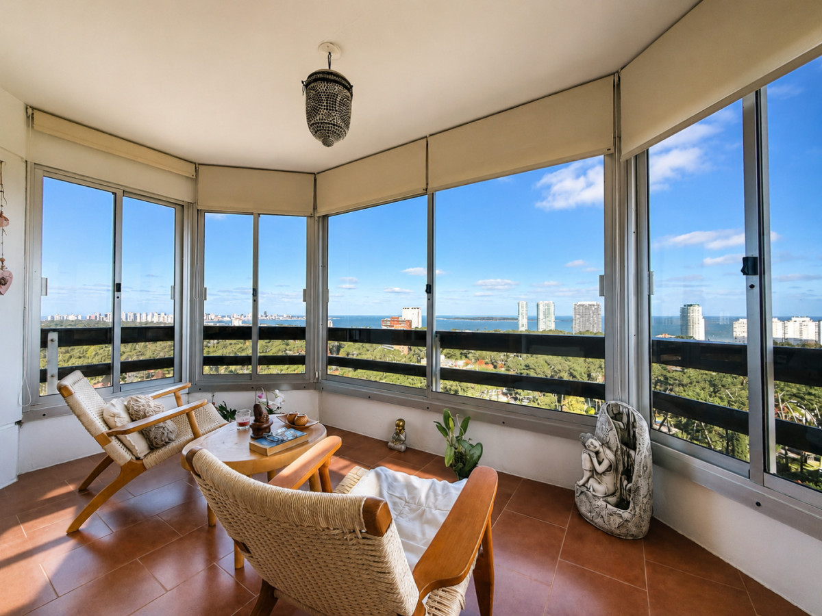 Apartamento de tres dormitorios y dependencia en venta Punta del Este