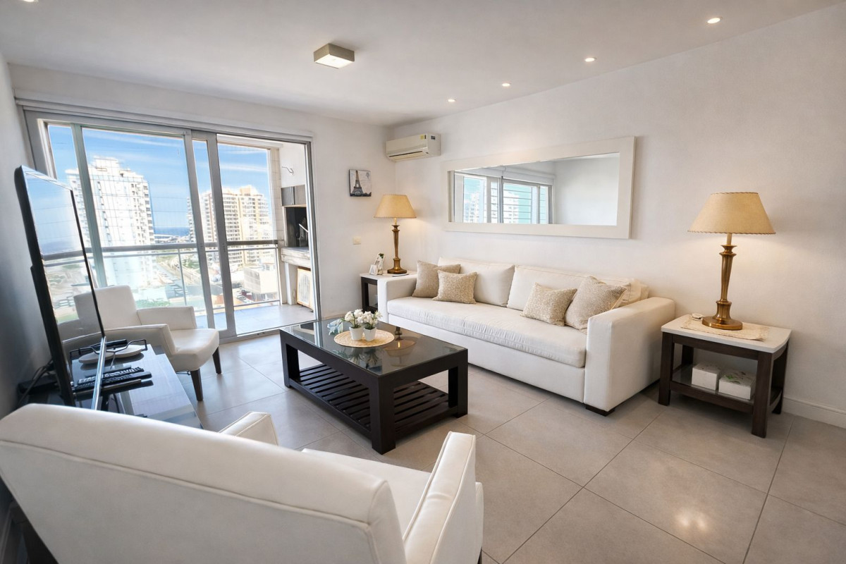 Apartamento a dos cuadras del mar con parrillero propio
