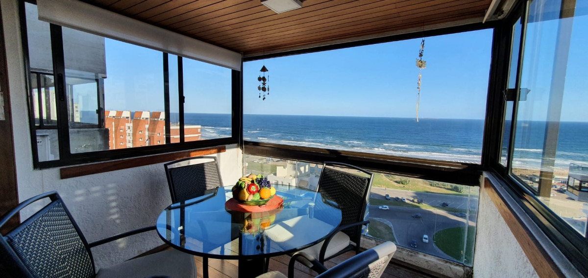 Apartamento de tres dormitorios frente al mar Playa Brava Punta del Este