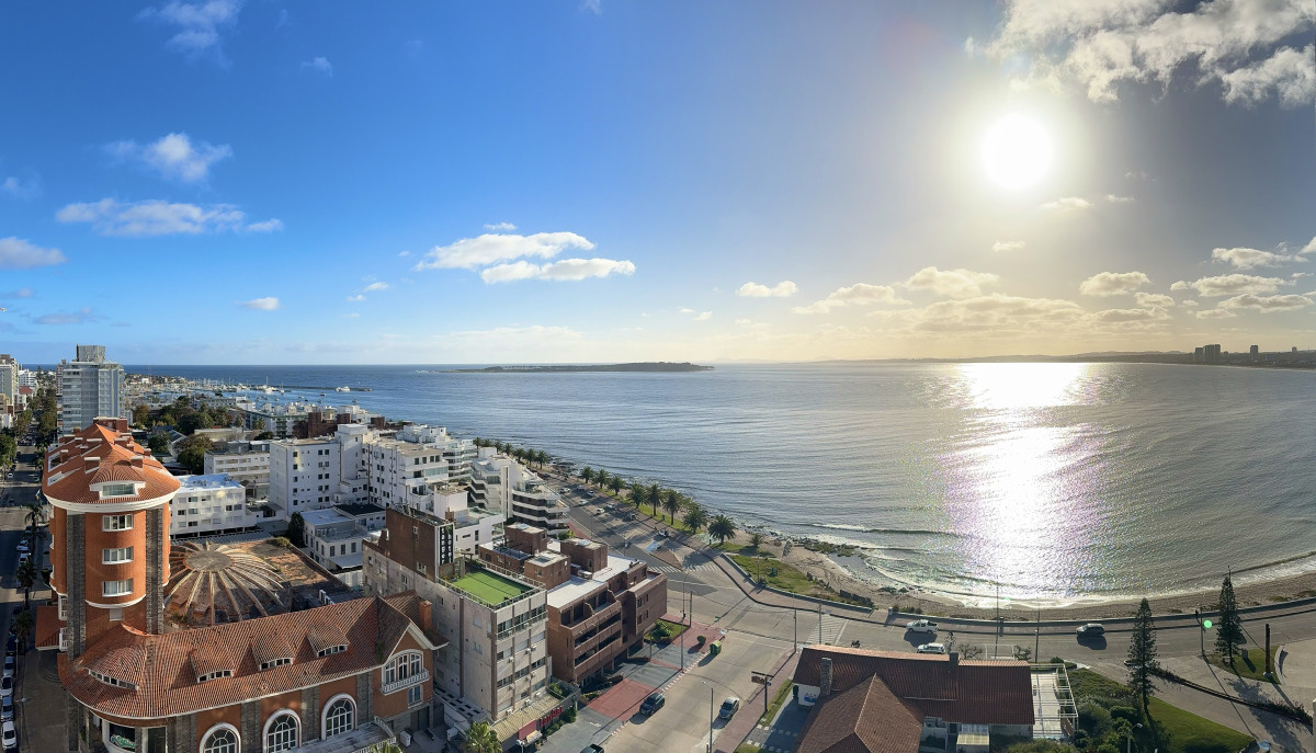 Apartamento de tres dormitorios y dependencia en Playa Mansa, Punta del Este