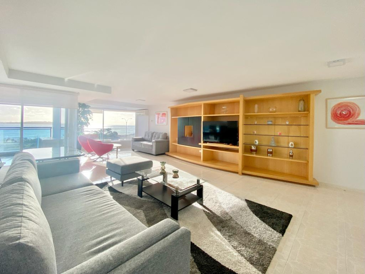 Beverly Tower Punta del Este Apartamento de tres dormitorios frente al mar