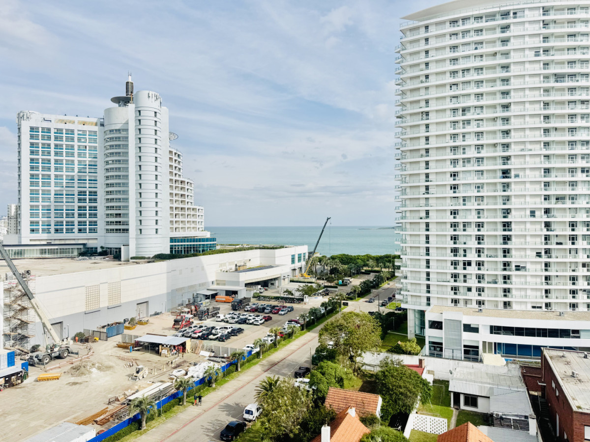 Apartamento reciclado de tres dormitorios en Playa Mansa