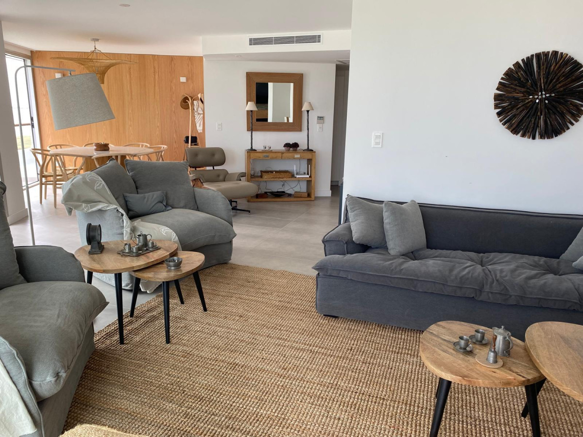 Penthouse Dúplex en edificio Isabel en Playa Mansa Punta del Este