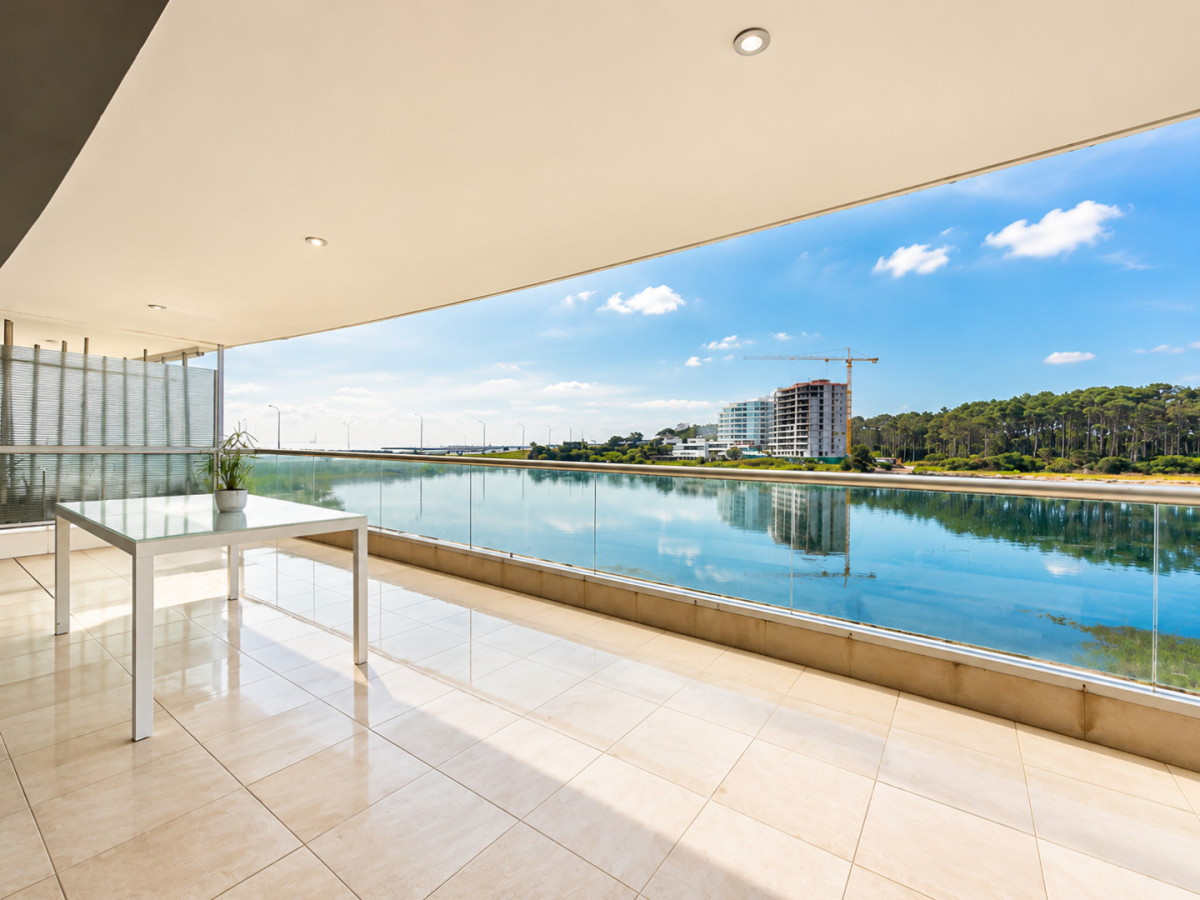 Apartamento de Tres Dormitorios en Laguna del Diario Punta del Este